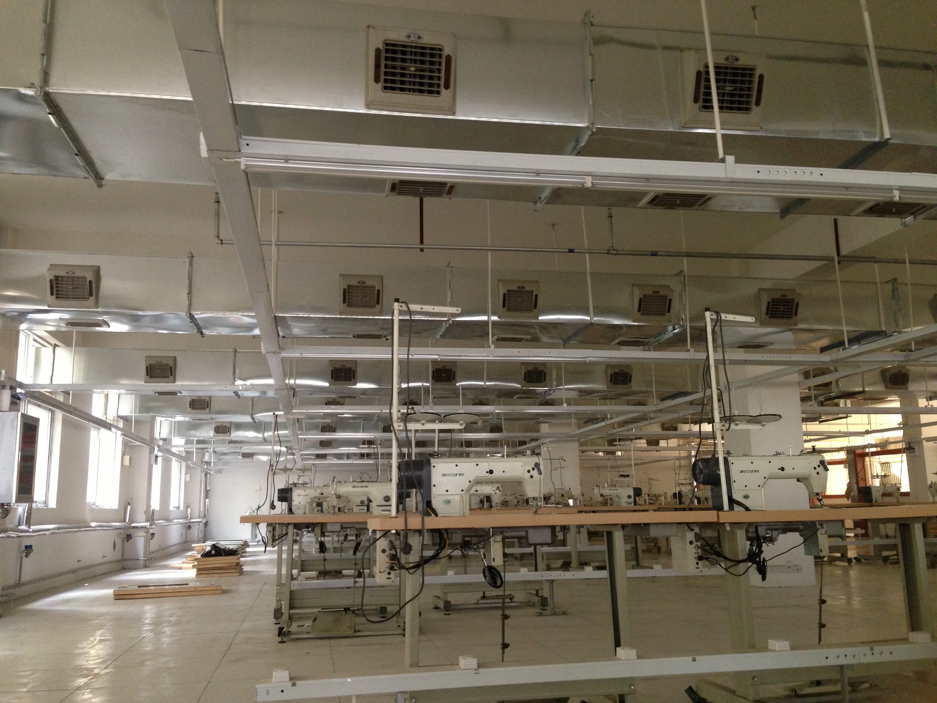 車間內(nèi)安裝自然通風(fēng)器現(xiàn)場(chǎng)圖 車間內(nèi)安裝自然通風(fēng)器現(xiàn)場(chǎng)圖